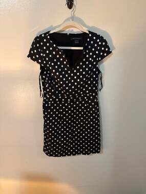 French Connection Black and White Polka Dot V-Neck Cap Sleeve Sheath Dress Size